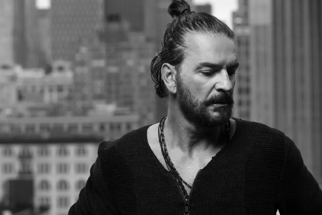 Las 10 canciones más tocadas de Ricardo Arjona en Acordesweb, celebrando el lanzamiento de Seco