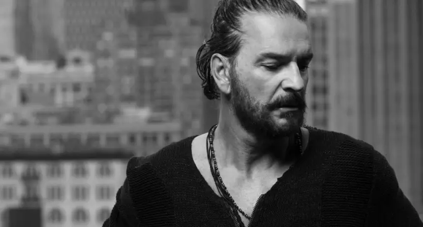 Las 10 canciones más tocadas de Ricardo Arjona en Acordesweb, celebrando el lanzamiento de Seco