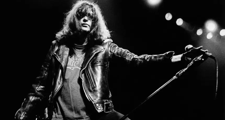 Joey Ramone sigue vivo en las redes sociales, camperas de cuero y corazones rotos: 10 curiosidades del punk que no murió con él