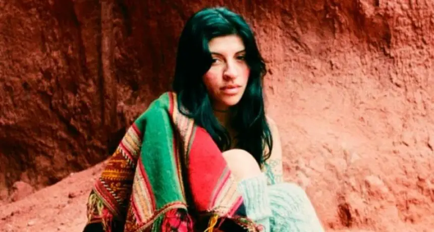 Cazzu deslumbra con Latinaje: acordes completos y análisis profundo canción por canción