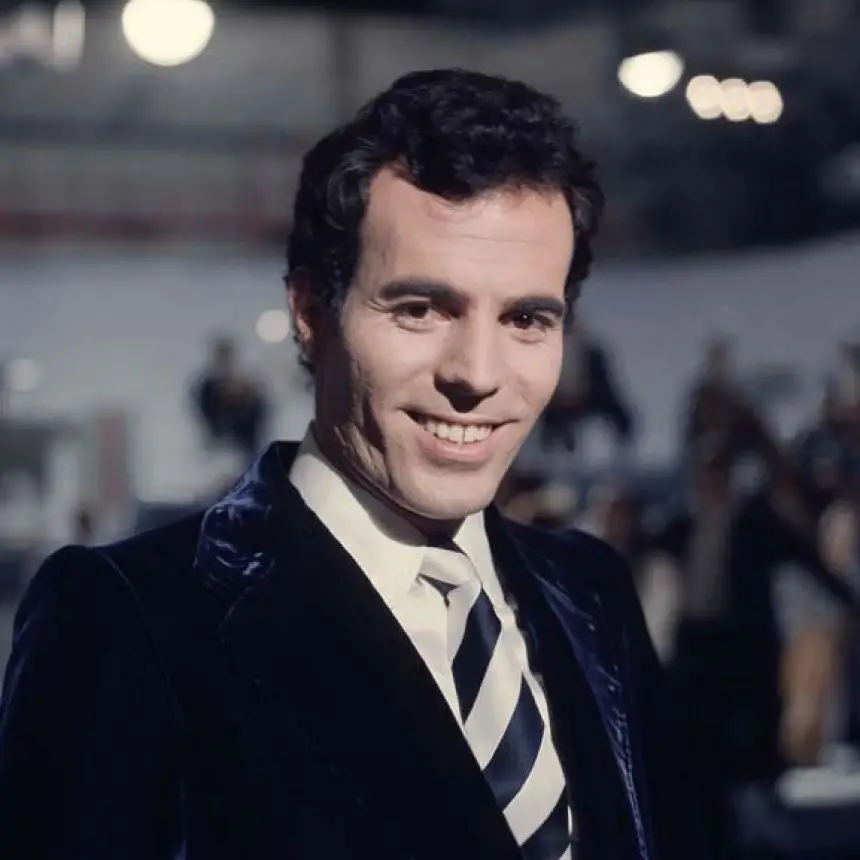 Hoy celebramos el aniversario de Julio Iglesias: Un repaso por sus 5 discos más importantes.