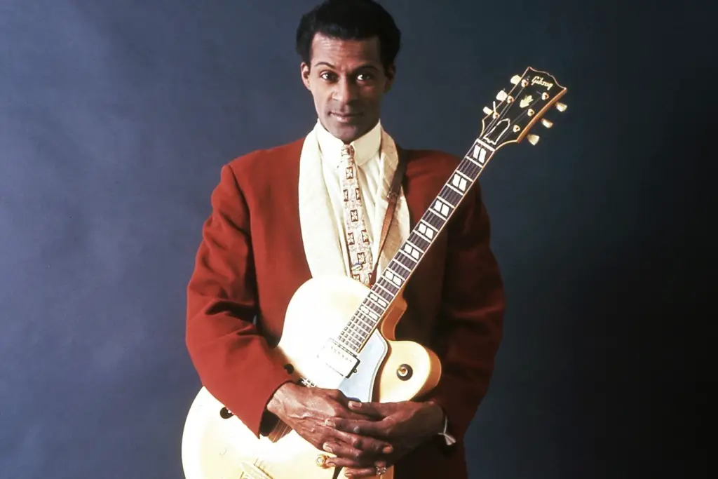 Chuck Berry: El pionero del rock and roll que cambió la música para siempre.