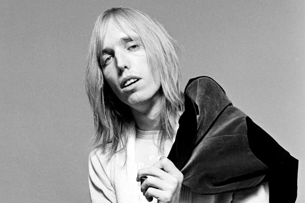 Celebrando el legado de Tom Petty: 5 álbumes esenciales y sus 10 mejores canciones.