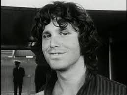 Jim Morrison arrestado por escándalo público: la leyenda que no conoció límites.