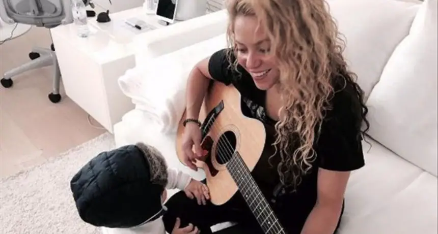 Los 10 Grandes Éxitos de Shakira: Un Viaje por su Trayectoria Musical