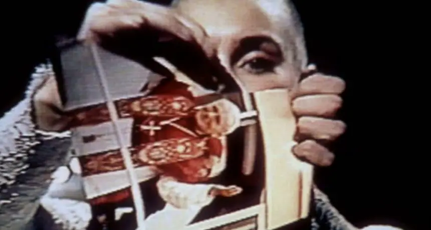 El impactante momento en que Sinéad O'Connor rompió la foto del Papa en Saturday Night Live.