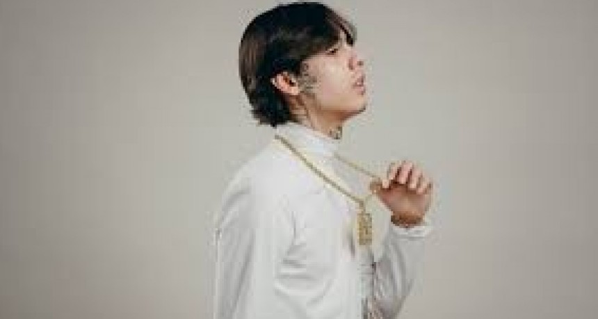 Natanael Cano reinventa Amor Eterno en su estilo corridos tumbados.