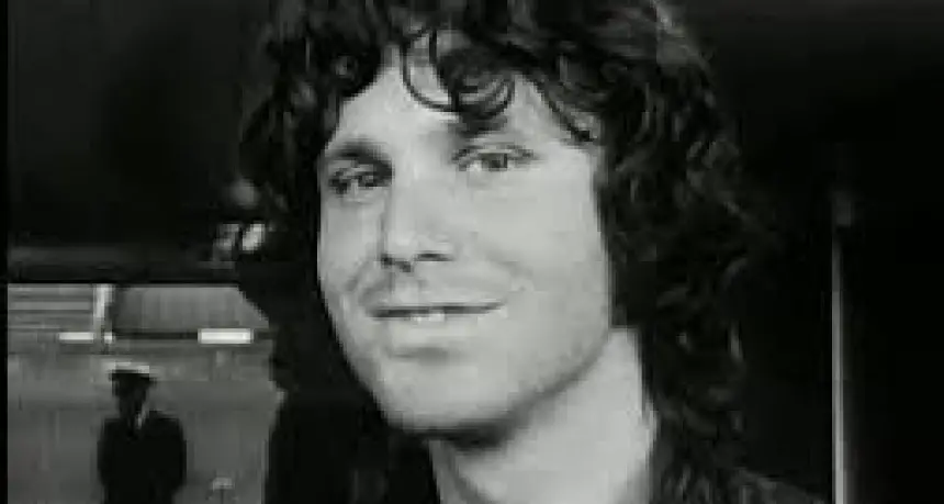 Jim Morrison arrestado por escándalo público: la leyenda que no conoció límites.