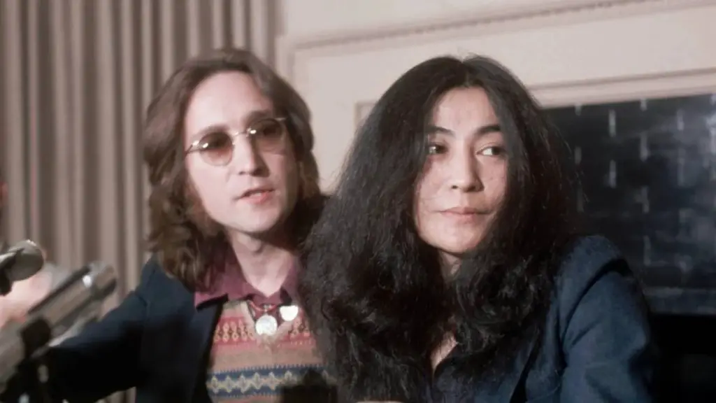 El encuentro que cambió la historia del rock: John Lennon y Yoko Ono se conocieron un día como hoy.