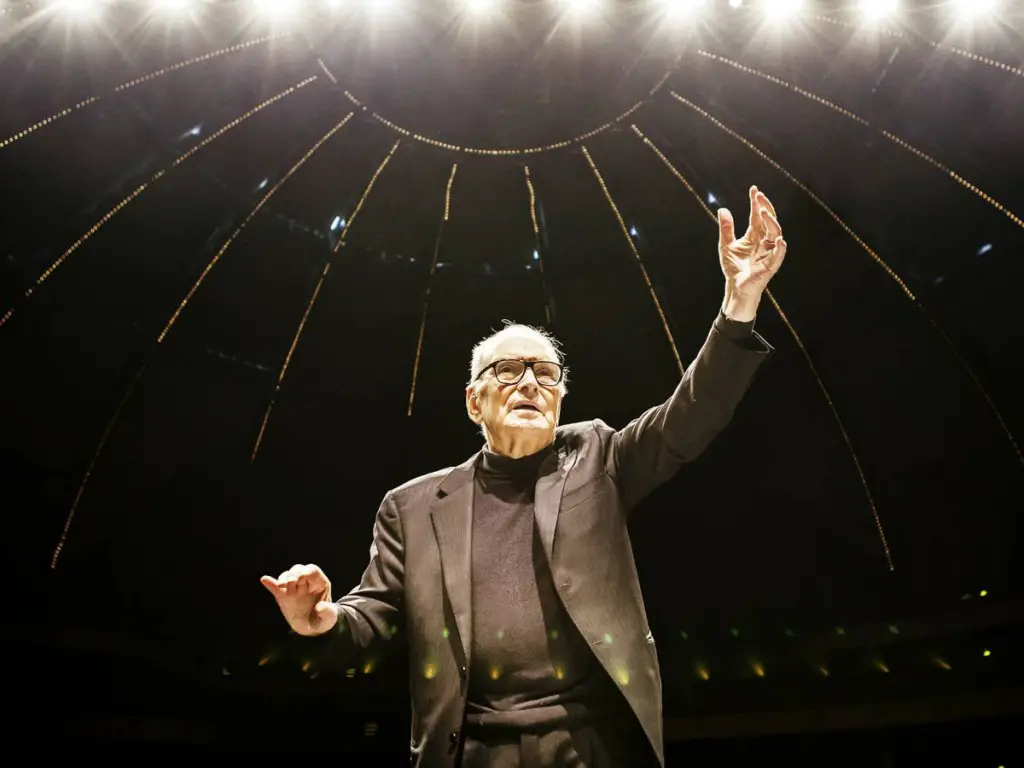 Ennio Morricone: El maestro que revolucionó la música cinematográfica.