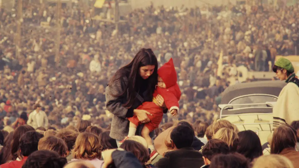 El oscuro legado del concierto de Altamont en 1969: música, caos y tragedia.