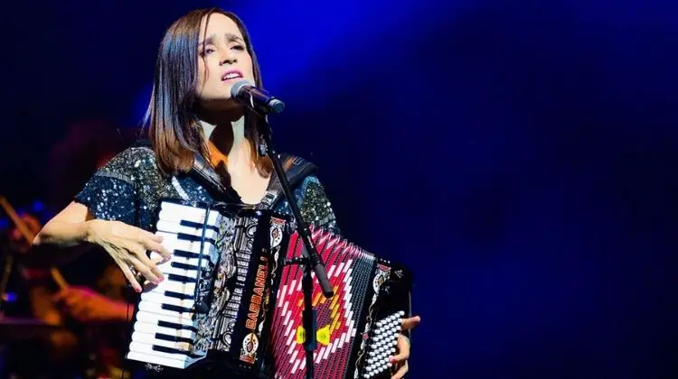 Julieta Venegas: Un viaje por su vida, obra y legado en su aniversario.