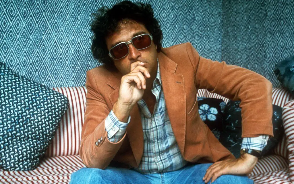 Randy Newman: El Maestro de la Ironía y la Melodía en su Aniversario de Nacimiento.