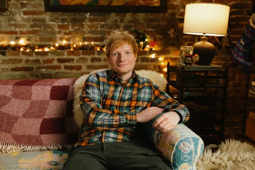 Ed Sheeran lanza Under the Tree: un himno navideño lleno de calidez.