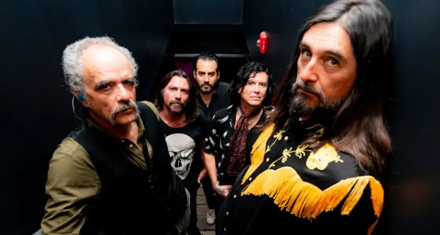 Top 10 Canciones de Caifanes en AcordesWeb: Himnos del Rock Mexicano.