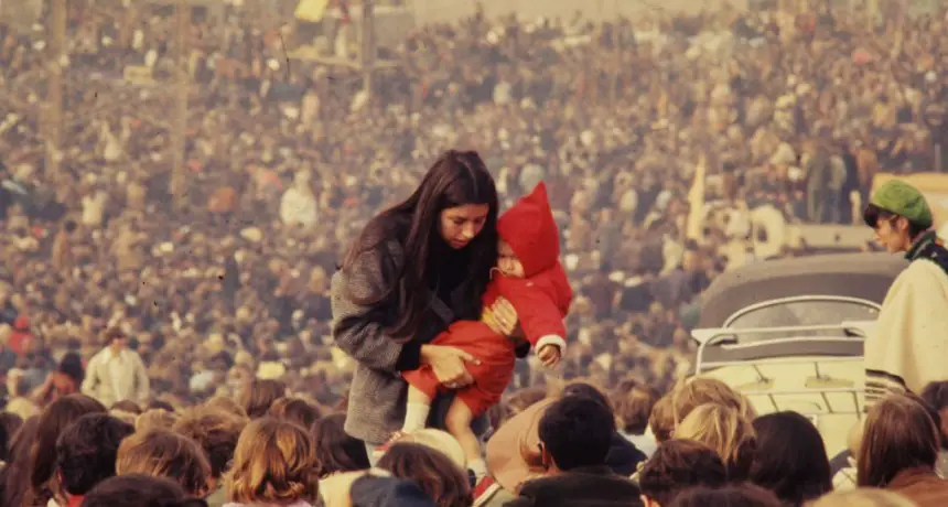 El oscuro legado del concierto de Altamont en 1969: música, caos y tragedia.