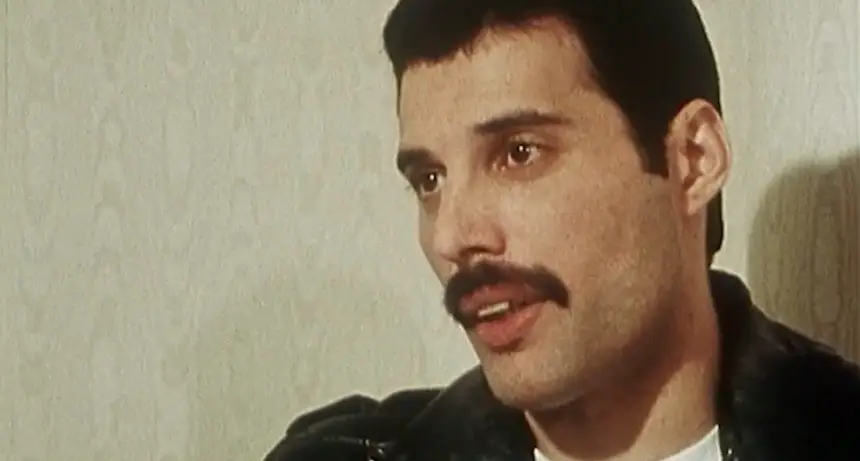 Freddie Mercury: 33 años desde su partida, recordamos su legado inmortal.