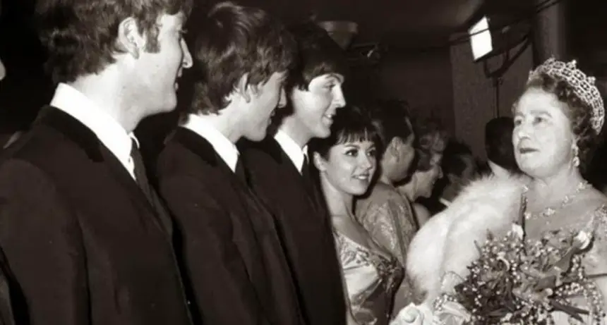 Un día como hoy John Lennon devuelve la Orden del Imperio Británico en un acto de protesta icónico.