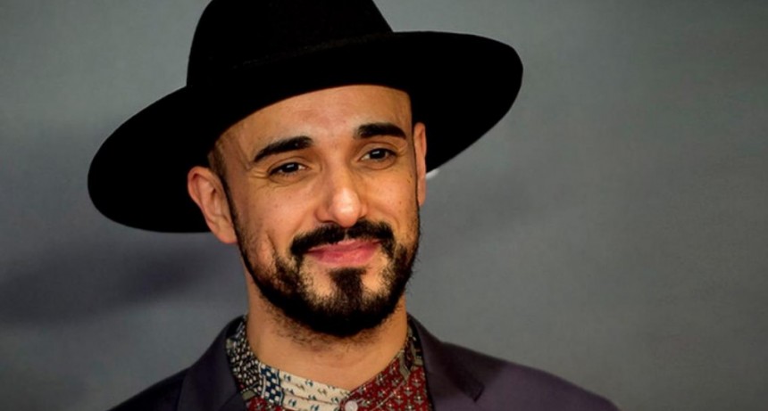 Abel Pintos lanza Creo en ti, una balada íntima que resalta su esencia artística.