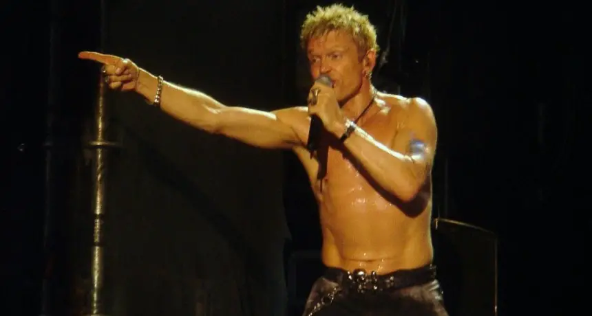 Billy Idol: El Icono Rebelde del Rock Celebra su Aniversario de Nacimiento.