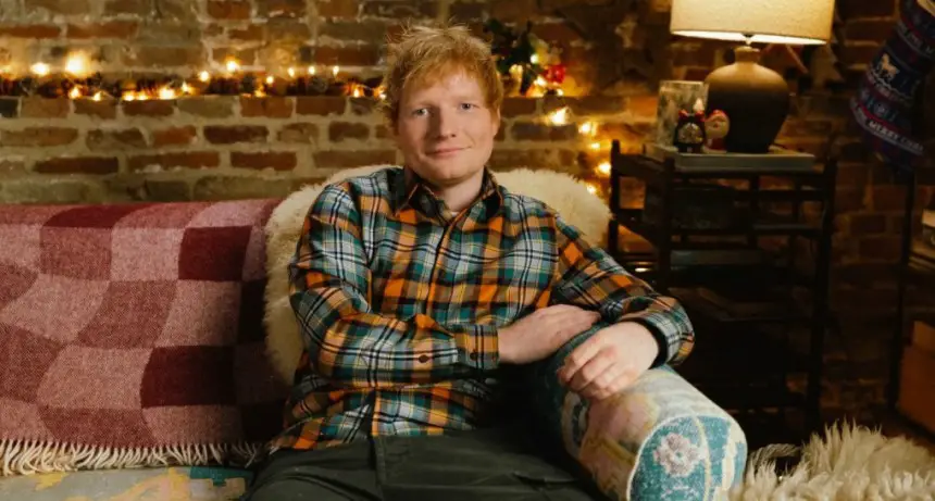 Ed Sheeran lanza Under the Tree: un himno navideño lleno de calidez.