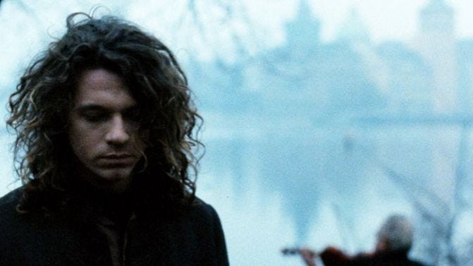 Michael Hutchence: El Ícono Carismático del Rock de los 80 y 90